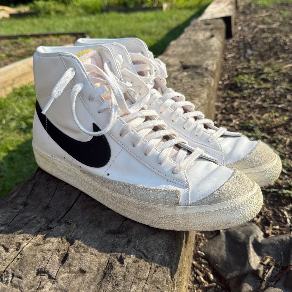 Nike White and Black Blazer Men’s Size 12
